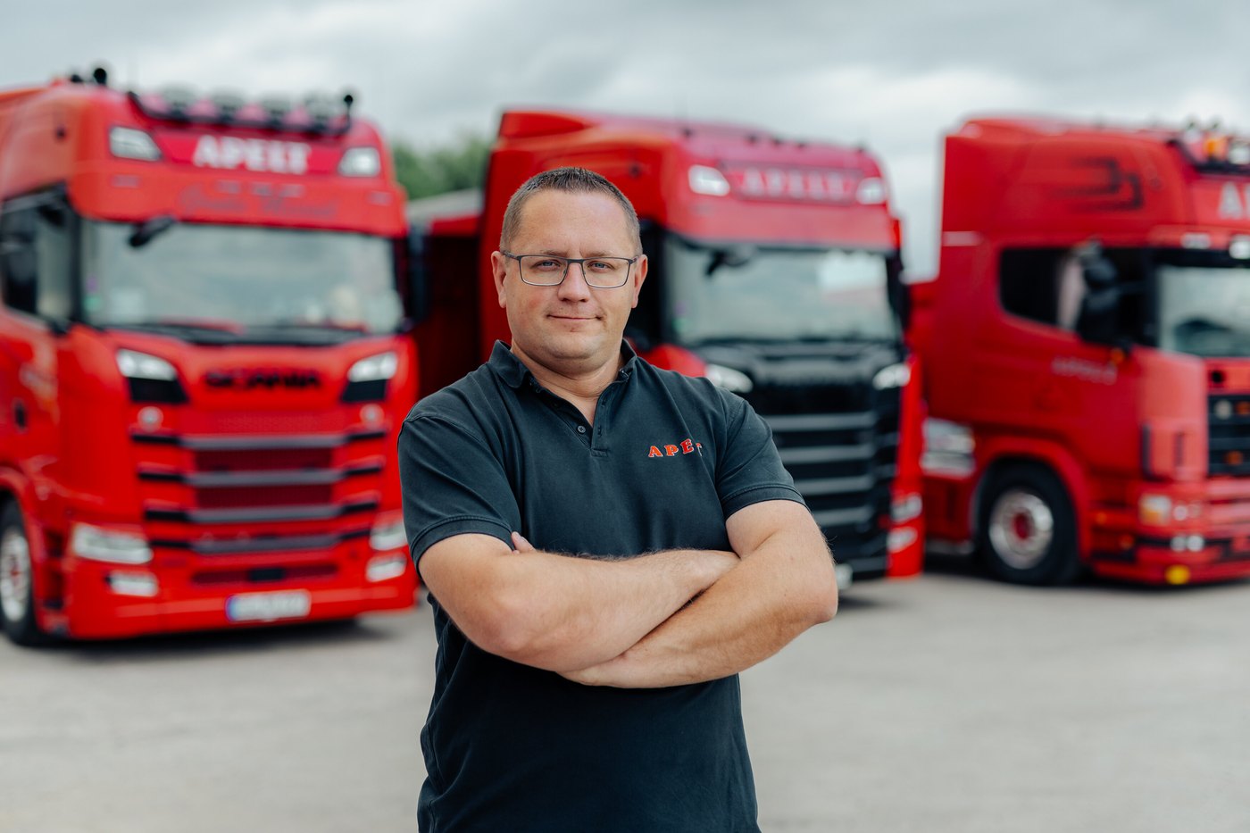 Paul Apelt vor dem APELT Fuhrpark